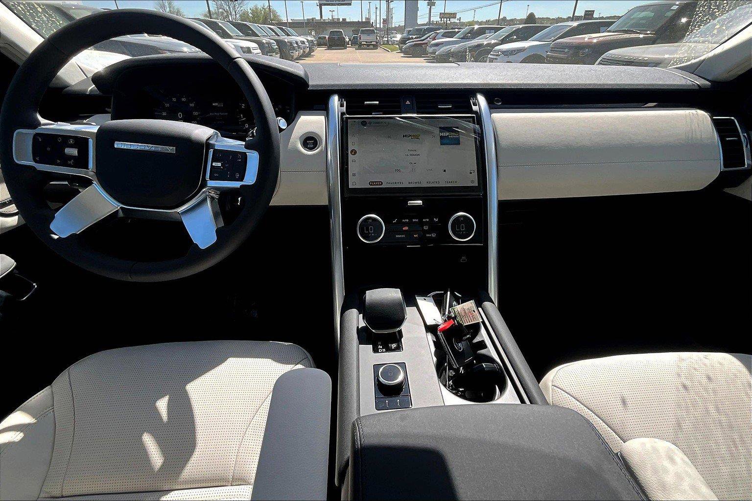 2025 Land Rover Discovery S photo 5