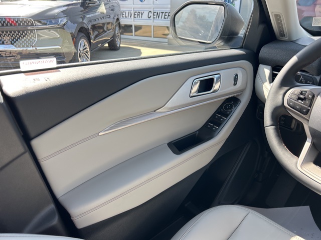2025 Ford Explorer photo 26