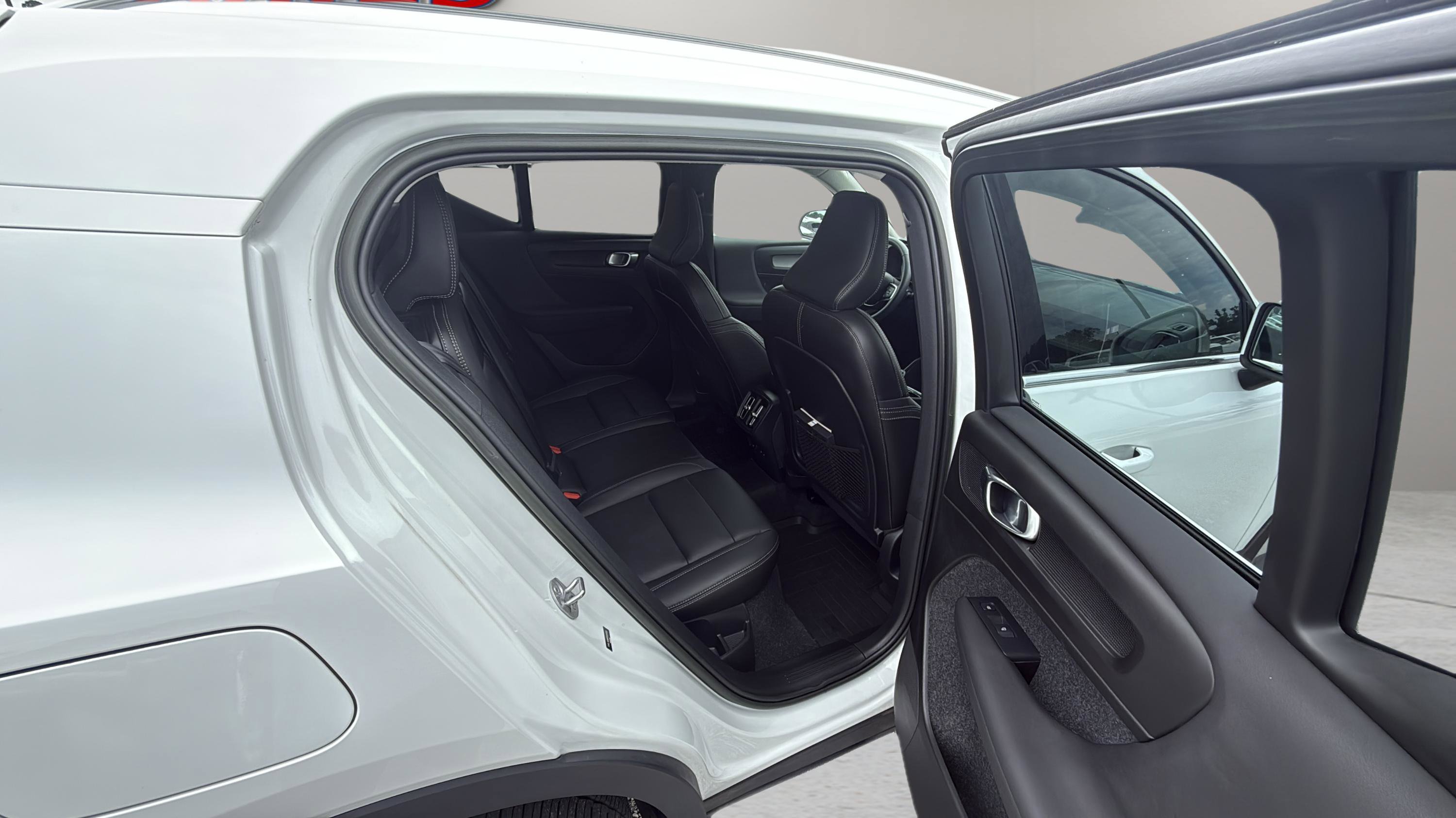 2023 Volvo XC40 Plus photo 15