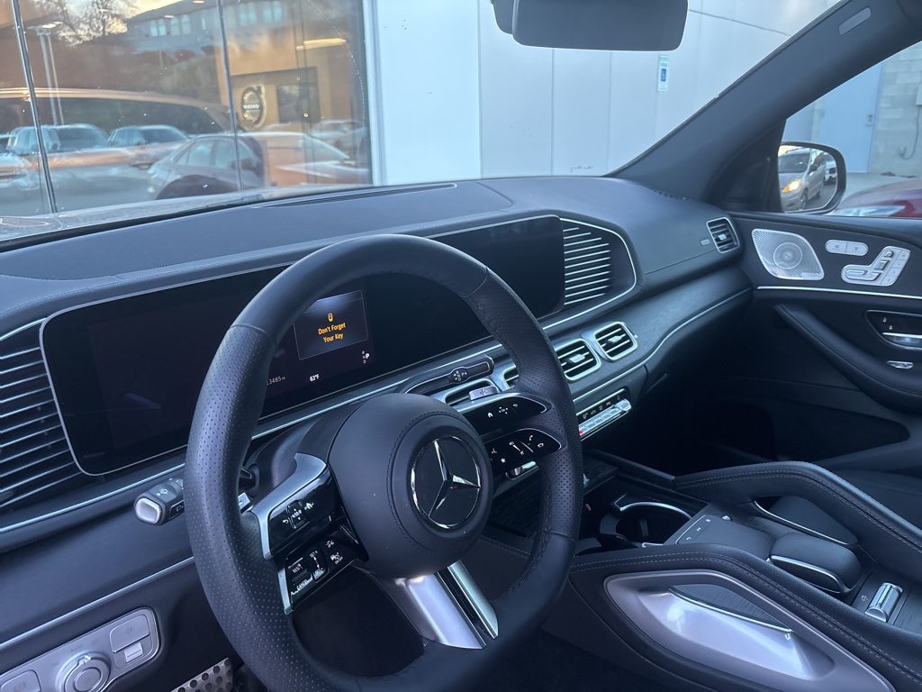 2024 Mercedes Benz GLS 450 4MATIC photo 3
