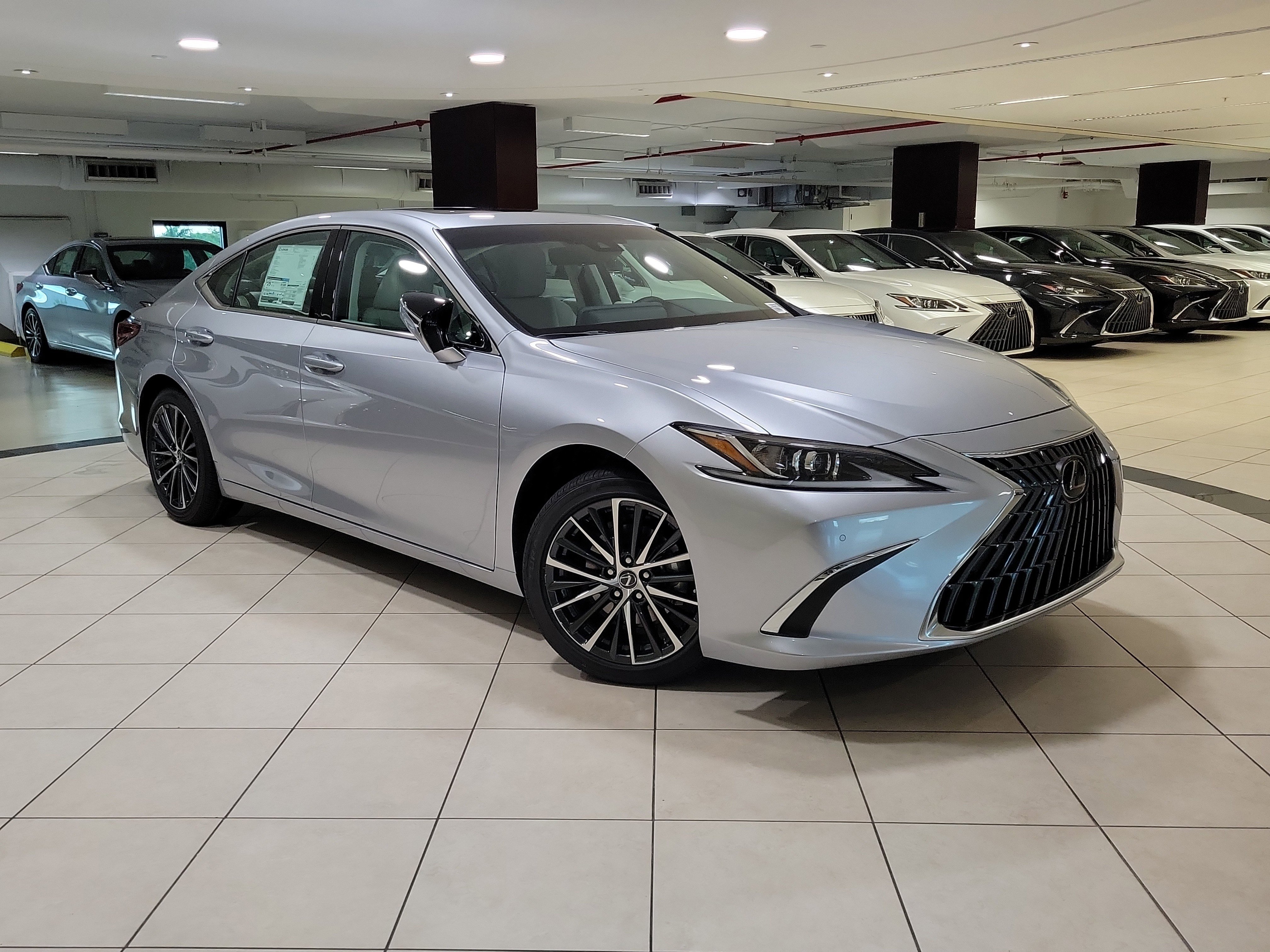2025 Lexus ES 350's photo