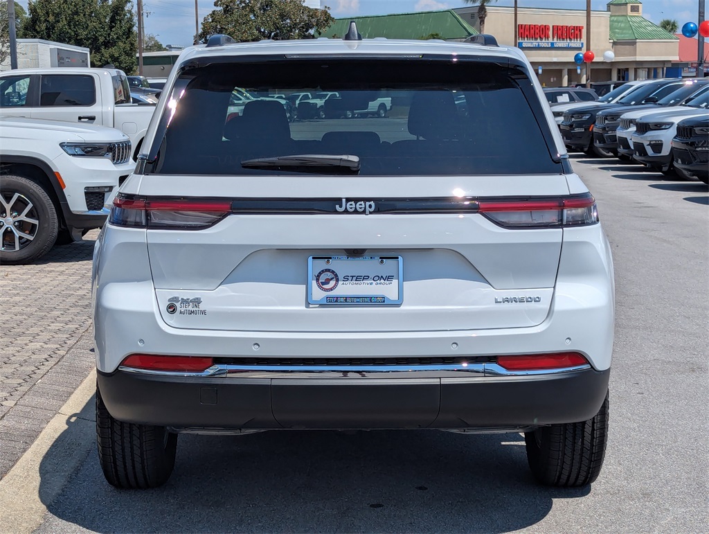 2025 Jeep Grand Cherokee Laredo photo 4