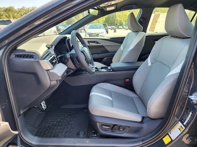 2025 Toyota Camry SE photo 11