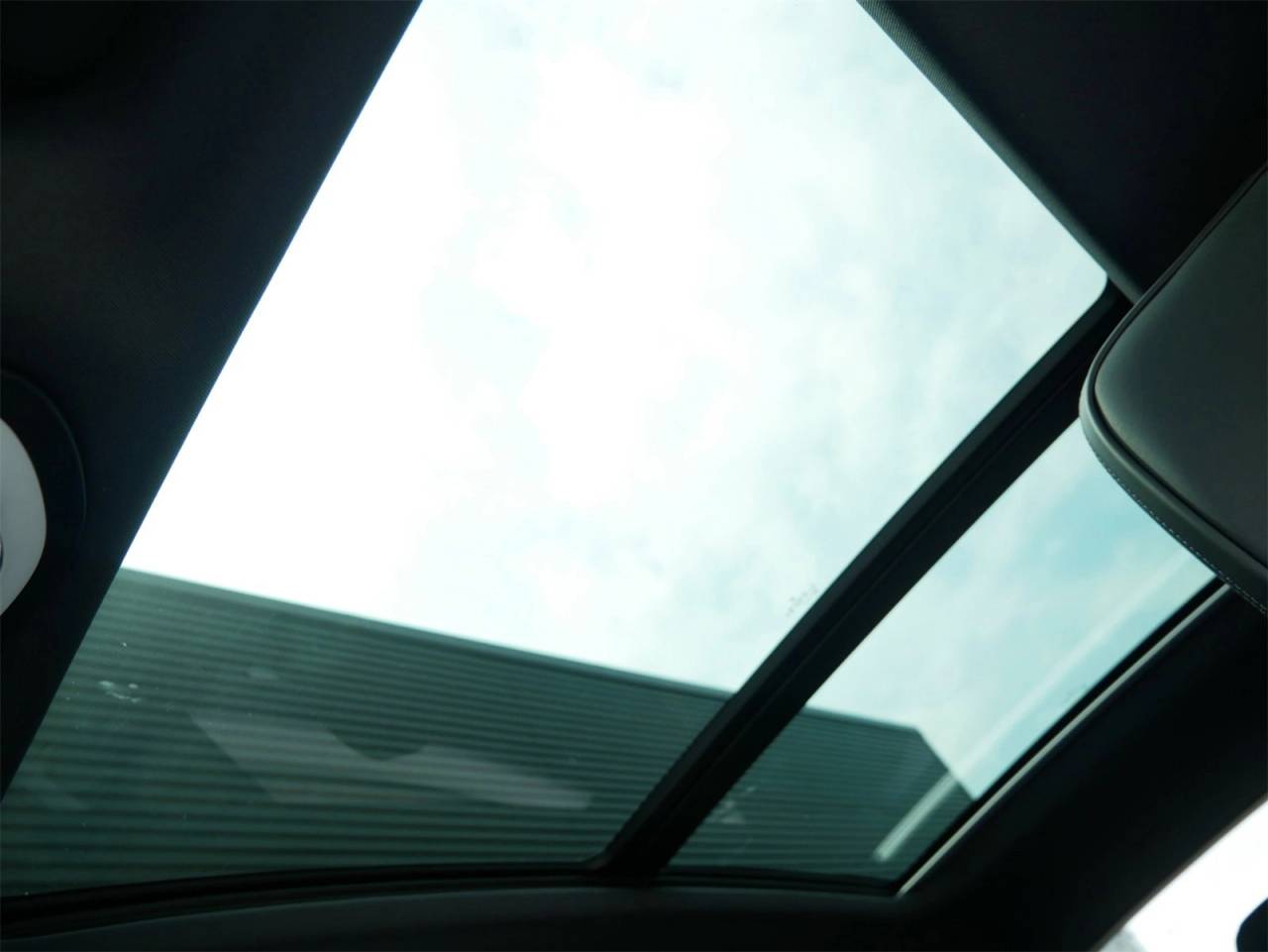 2025 Porsche Macan Base photo 18