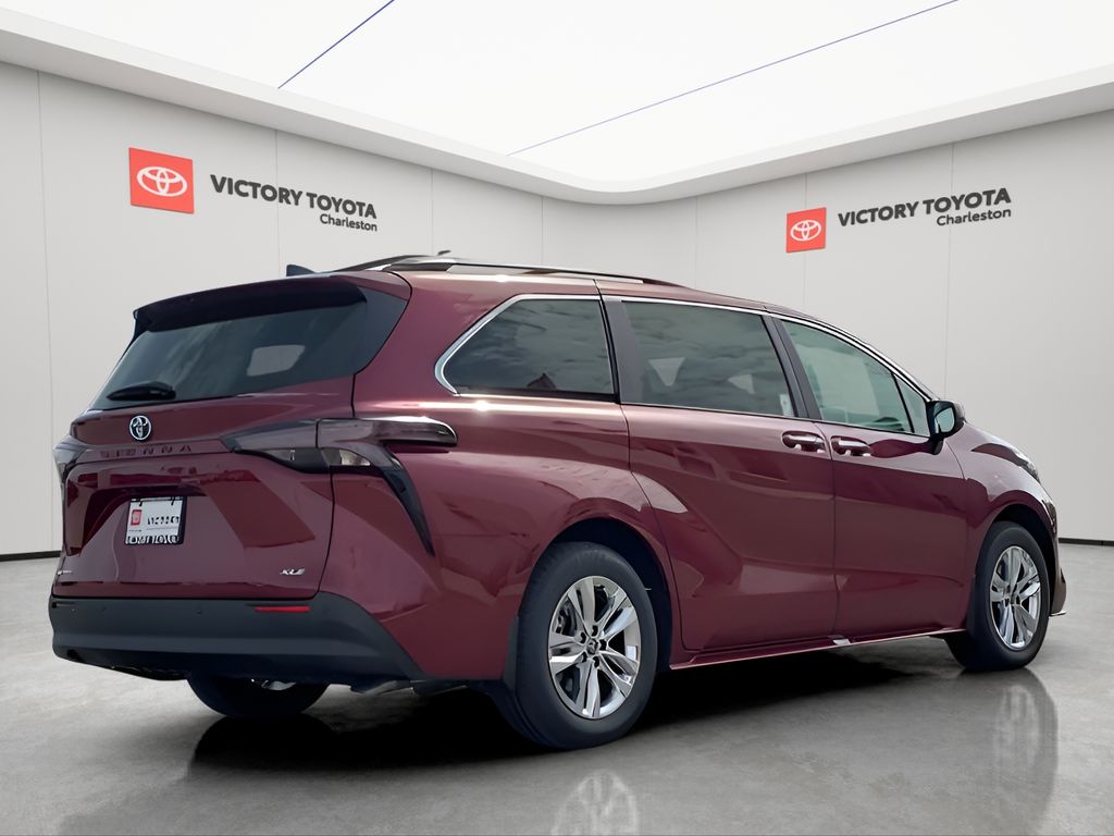 2025 Toyota Sienna XLE photo 4
