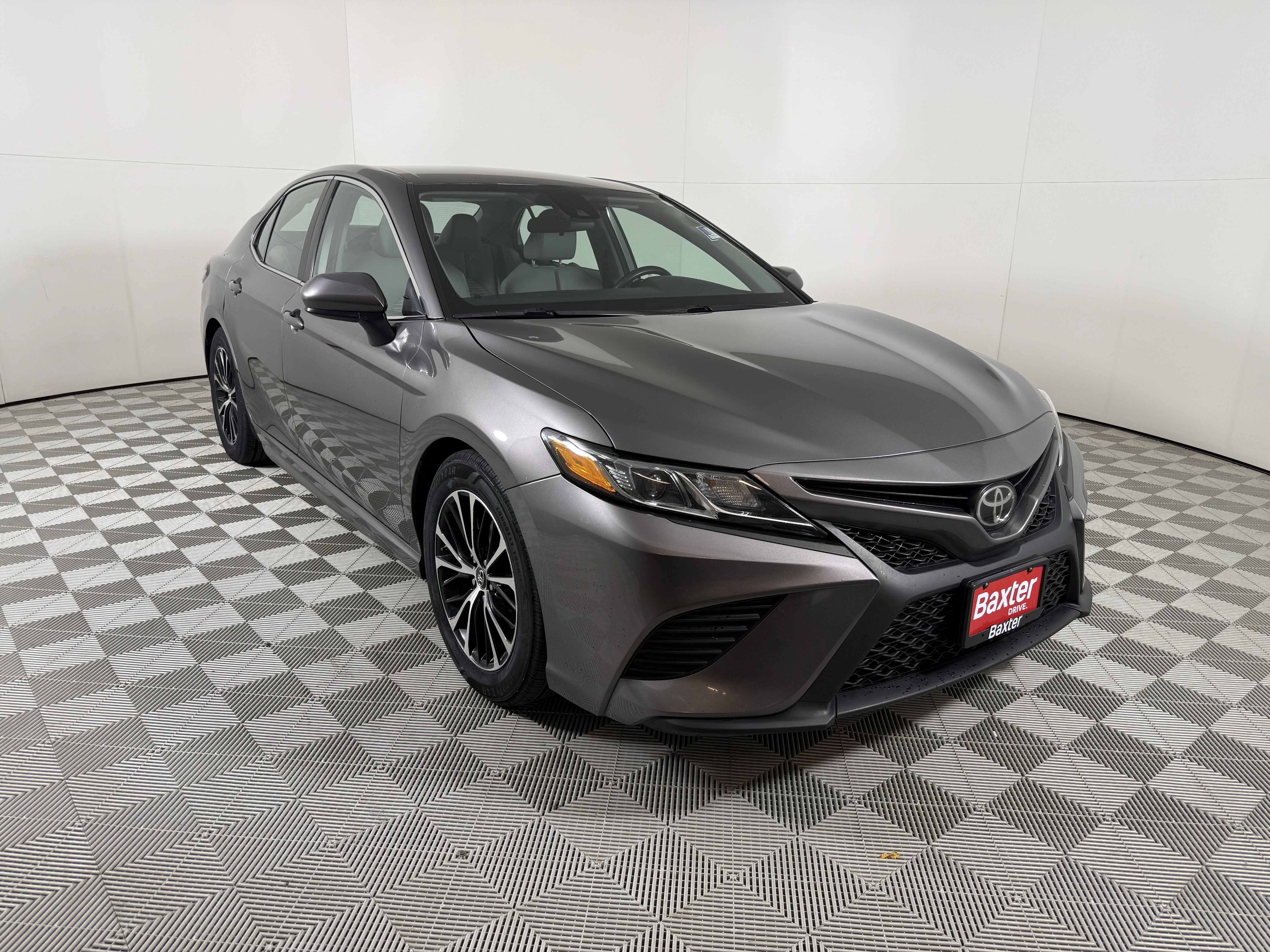 2018 Toyota Camry SE's photo