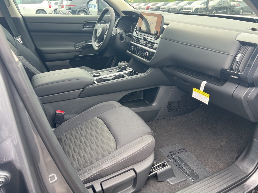2025 Nissan Pathfinder SV photo 9