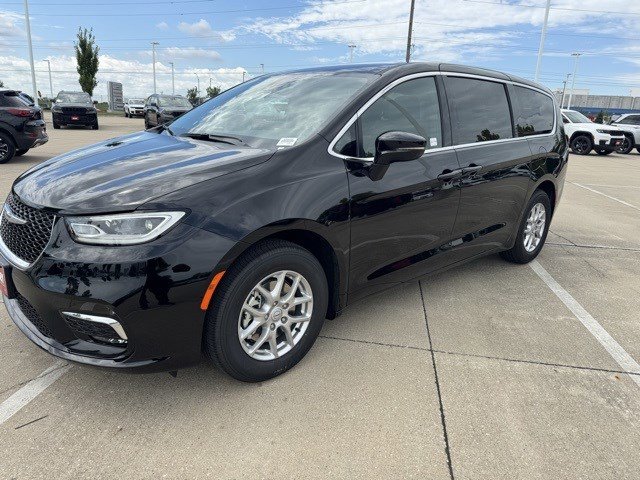2026 Chrysler Pacifica photo 3