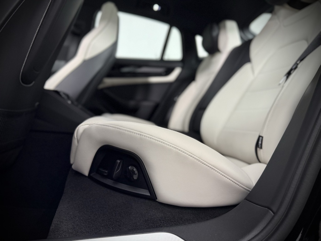 2025 Porsche Panamera 4 photo 28