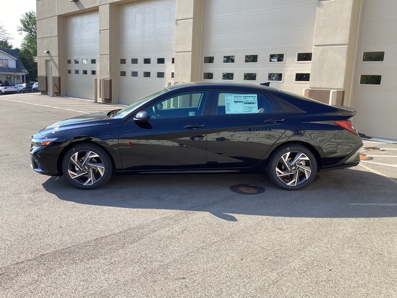 2025 Hyundai Elantra SEL Sport photo 3
