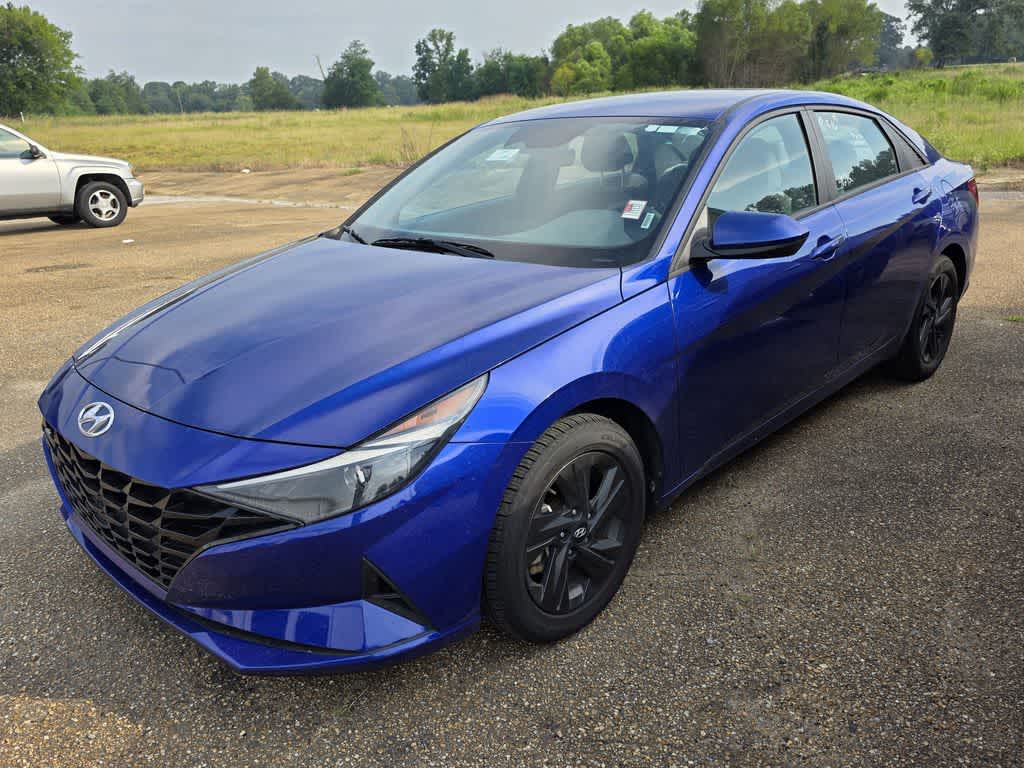 2023 Hyundai Elantra SEL photo 2