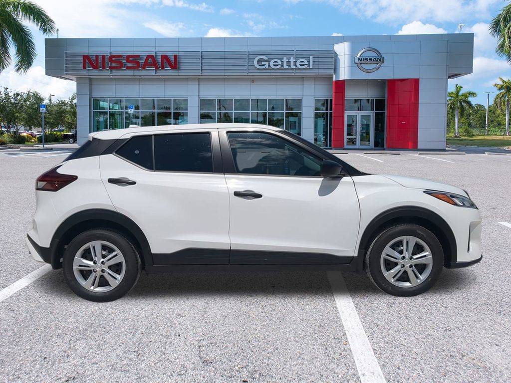 2025 Nissan Kicks Play S photo 2