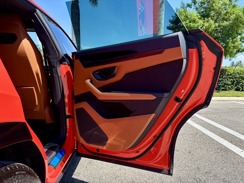 2025 Lamborghini Urus SE photo 22