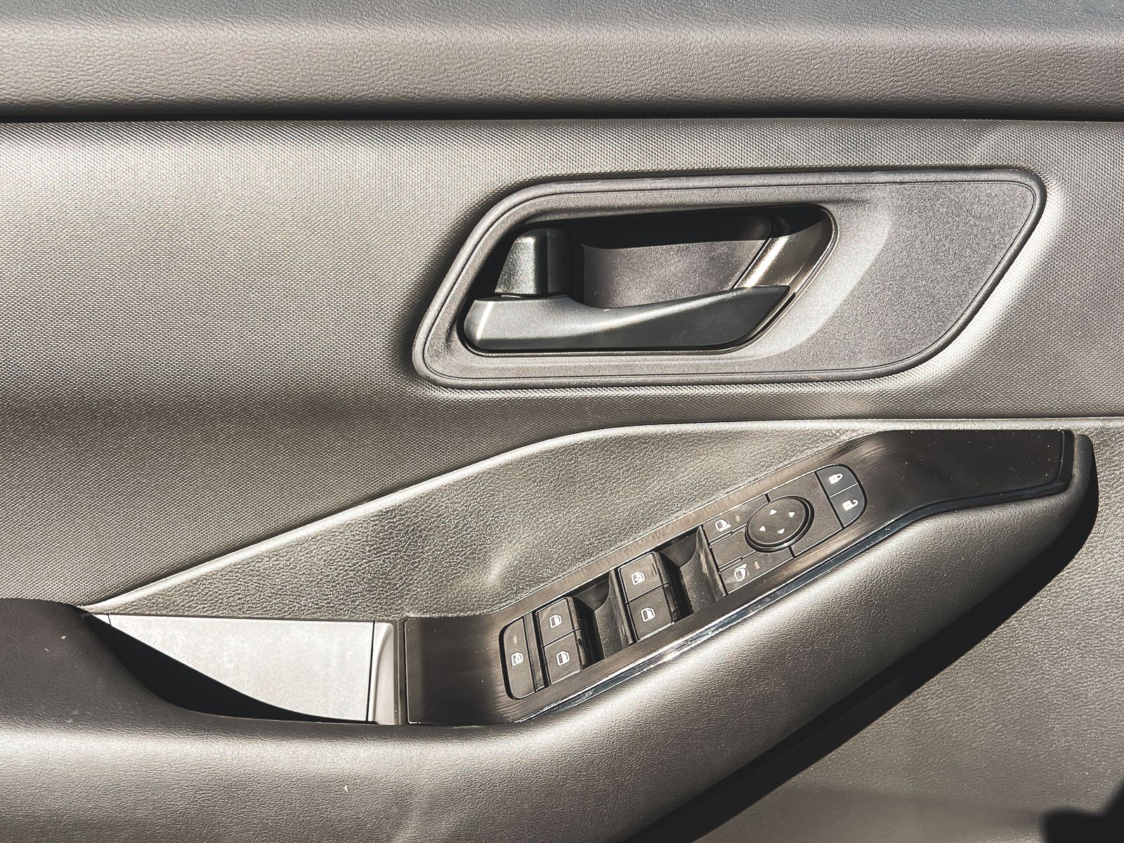 2026 Nissan Rogue S photo 4