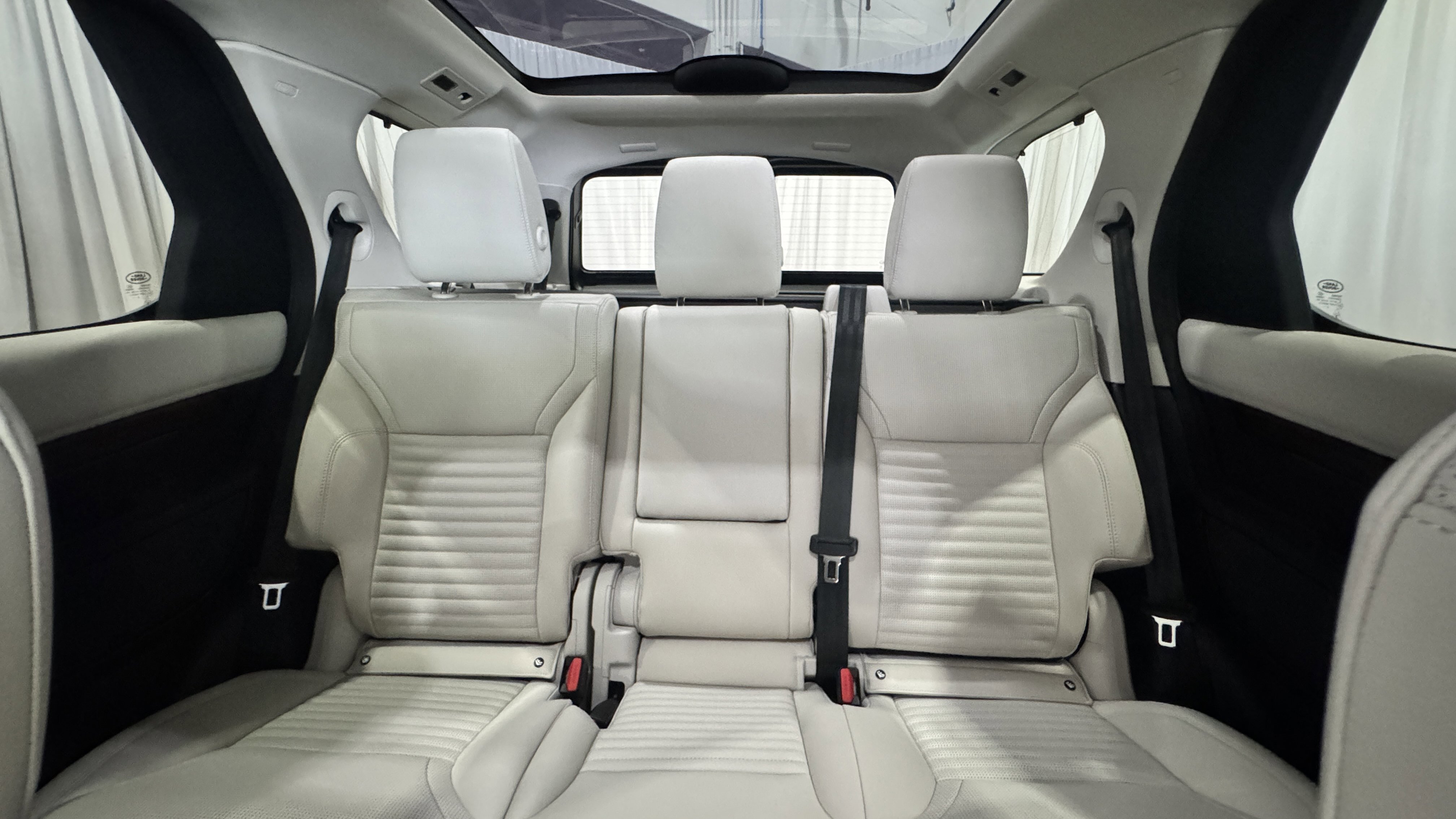 2024 Land Rover Discovery S photo 3