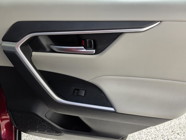 2021 Toyota RAV4 XLE photo 11