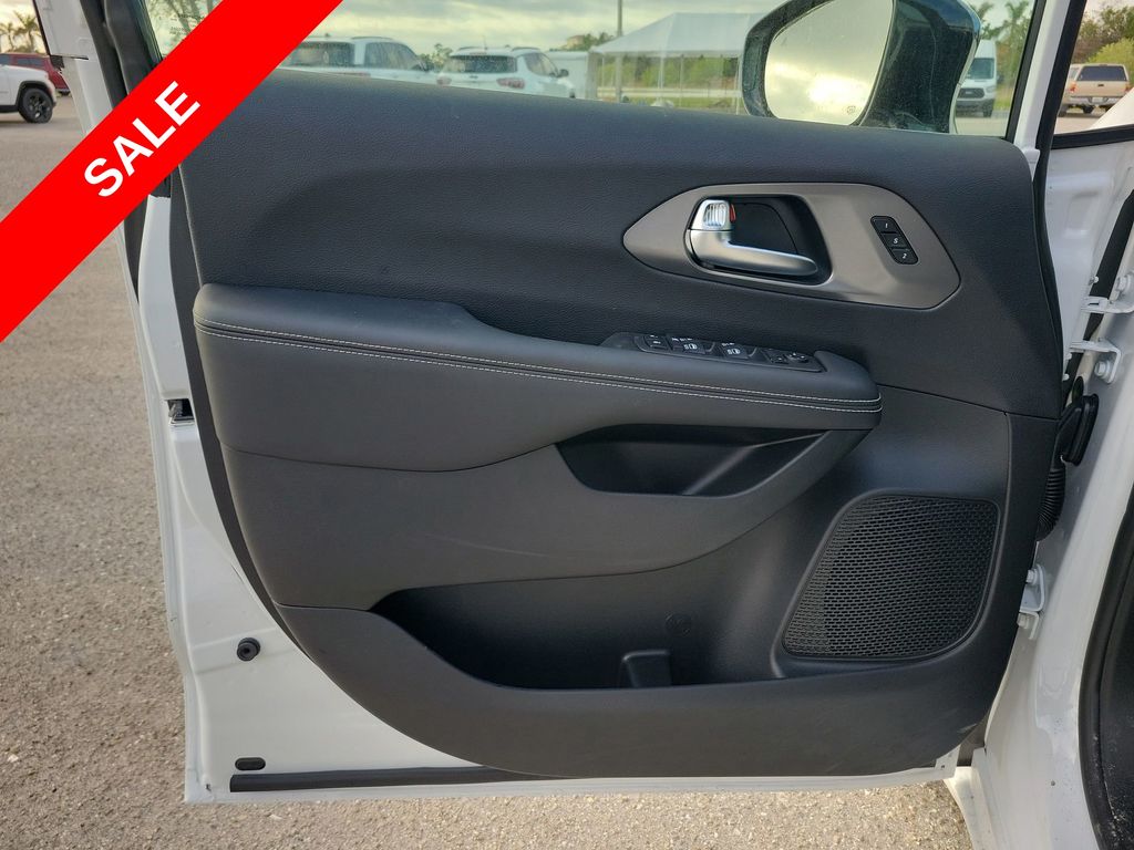 2025 Chrysler Pacifica photo 37