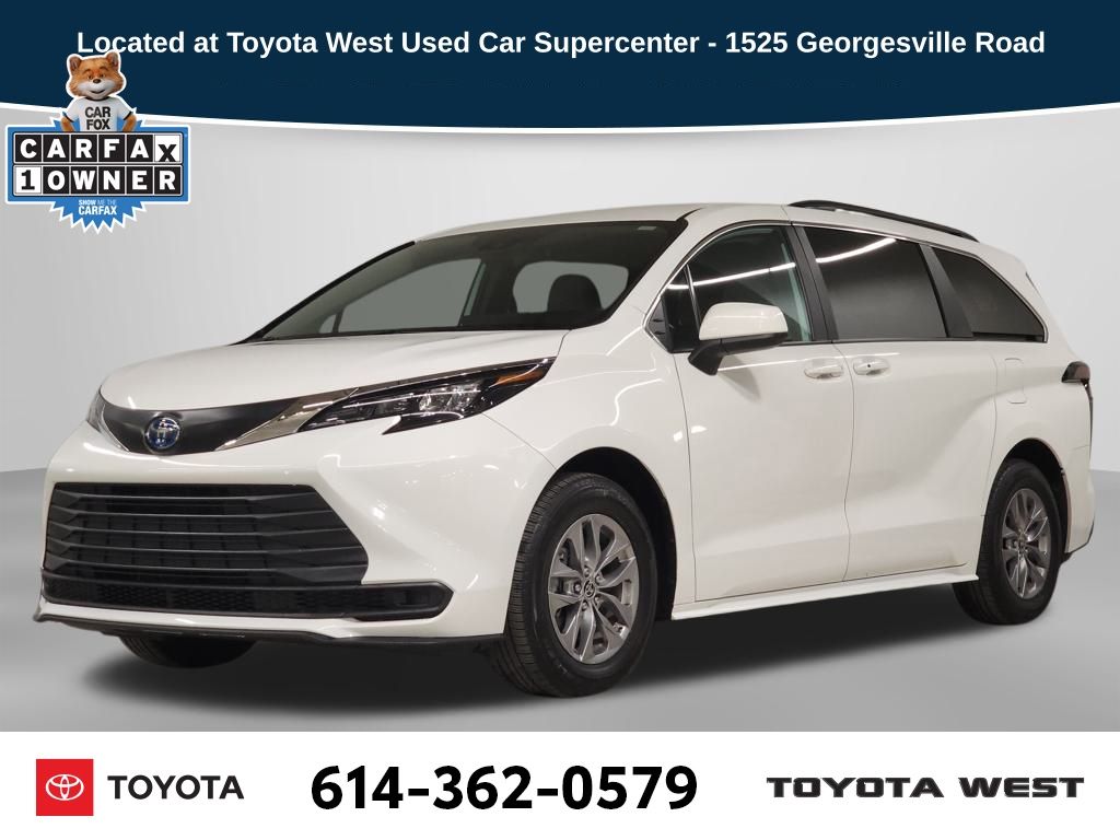 2025 Toyota Sienna LE's photo