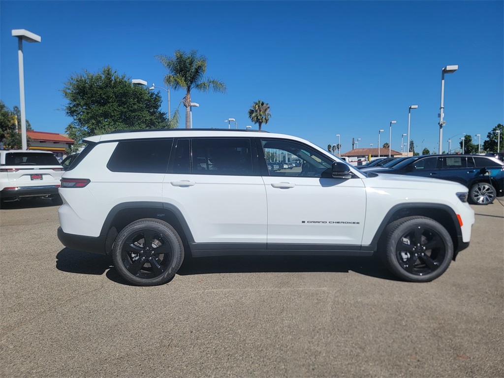 2025 Jeep Grand Cherokee Limited photo 2