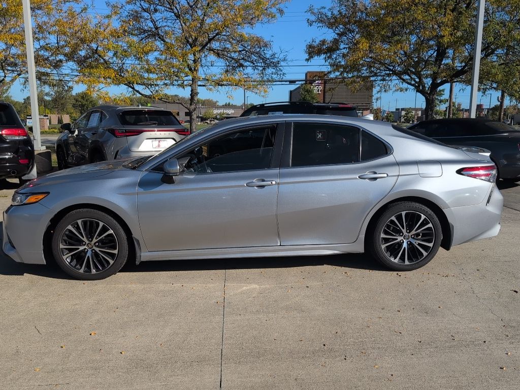 2019 Toyota Camry SE XLE photo 2
