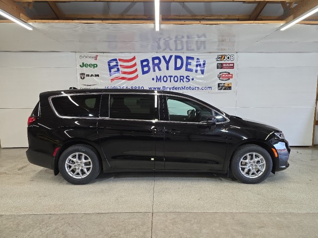 2025 Chrysler Pacifica photo 2