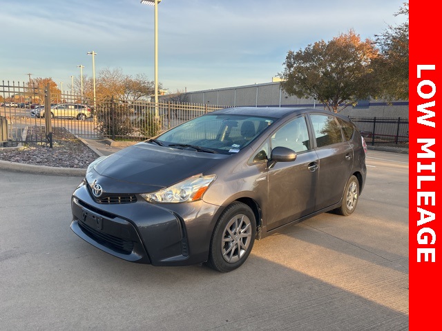 2017 Toyota Prius v Five's photo