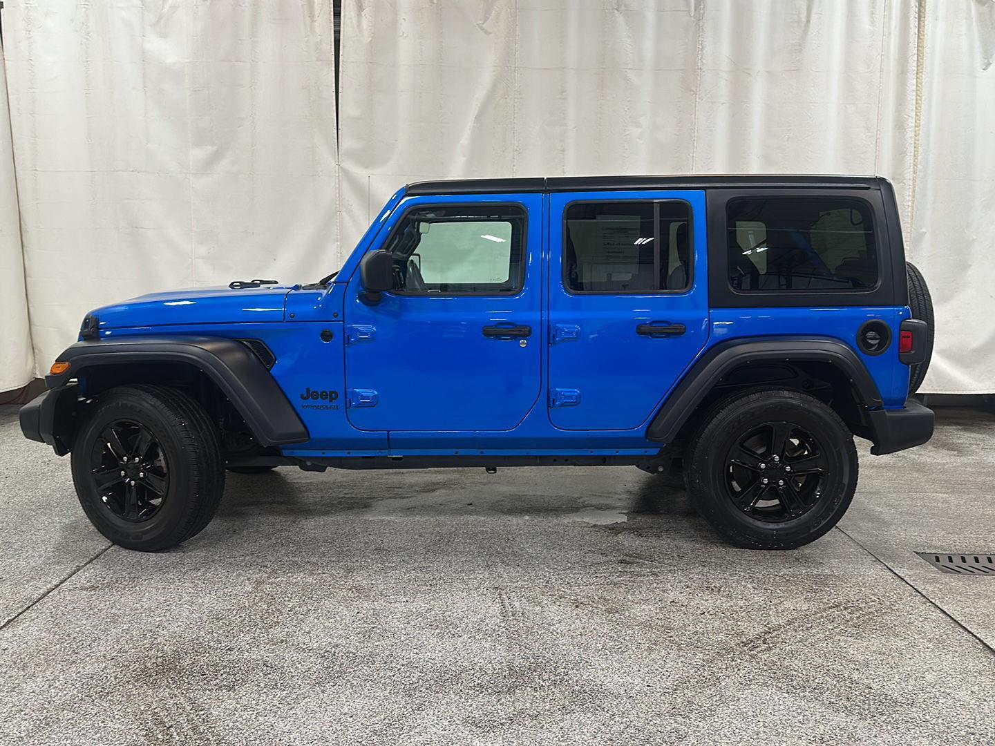 Used 2022 Jeep Wrangler Unlimited Altitude with VIN 1C4HJXDG8NW271182 for sale in Waconia, Minnesota
