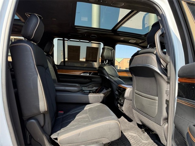 2023 Jeep Grand Wagoneer III photo 9