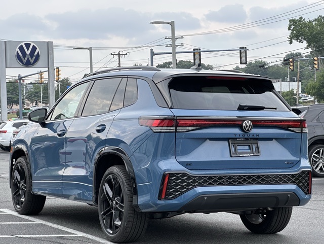 2025 Volkswagen Tiguan SE R-Line Black photo 2
