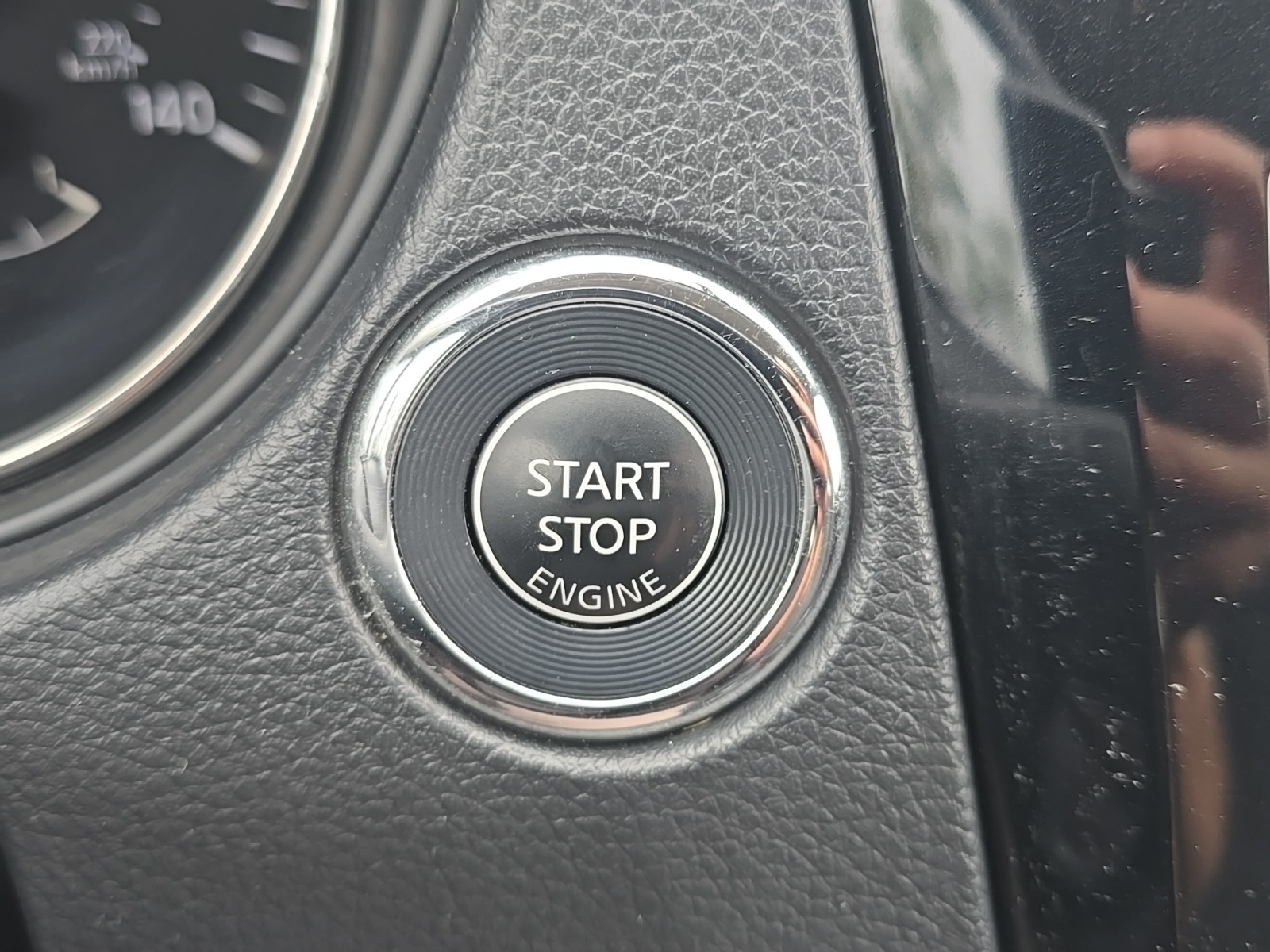 2016 Nissan Rogue SV photo 19
