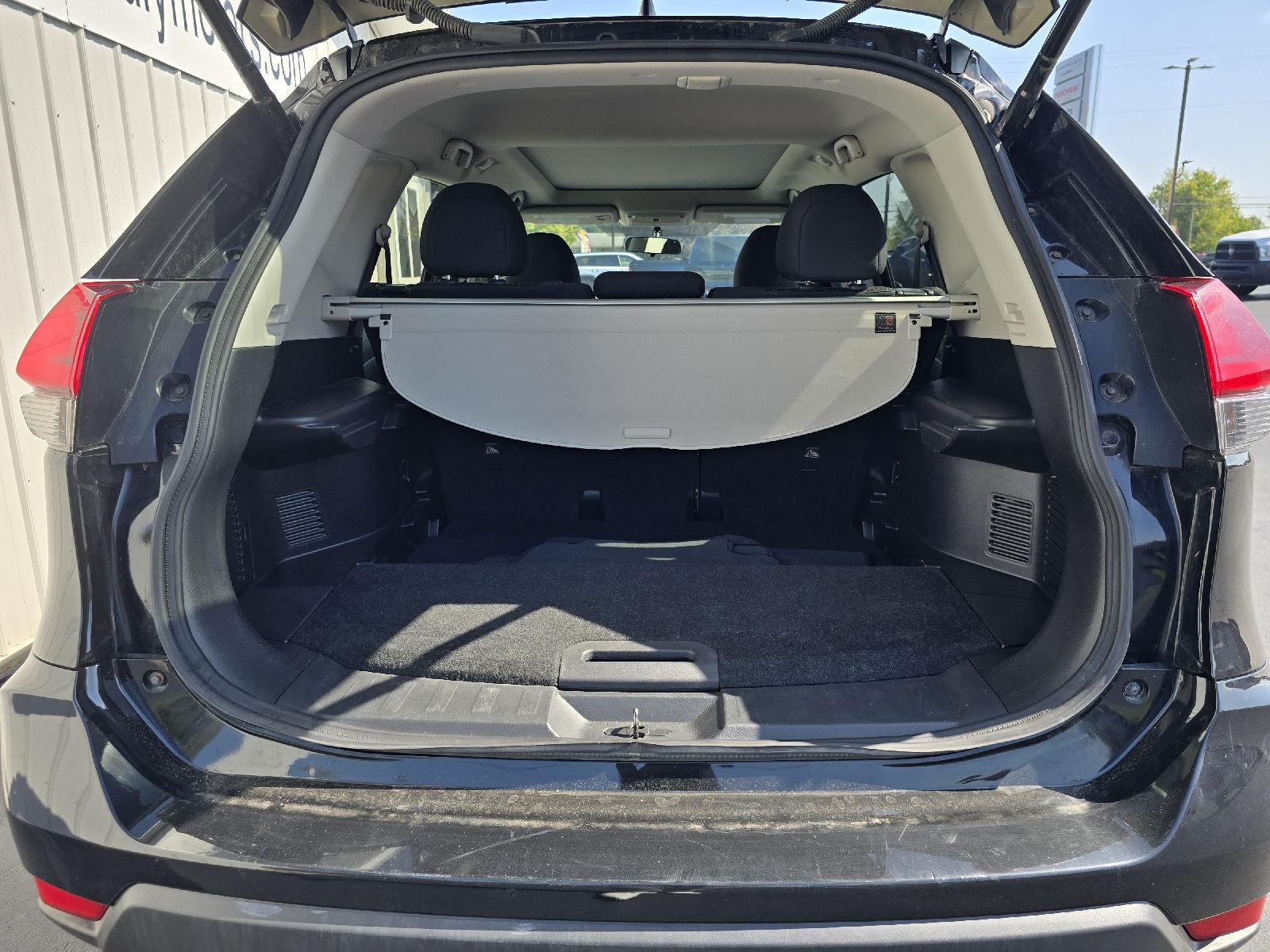 2017 Nissan Rogue SV photo 32