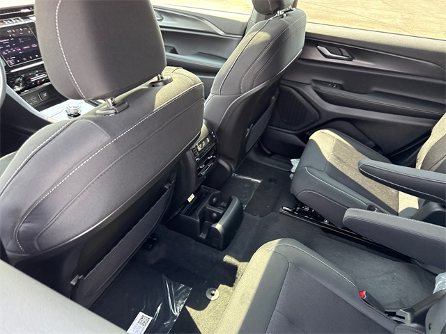 2025 Jeep Grand Cherokee Laredo photo 30
