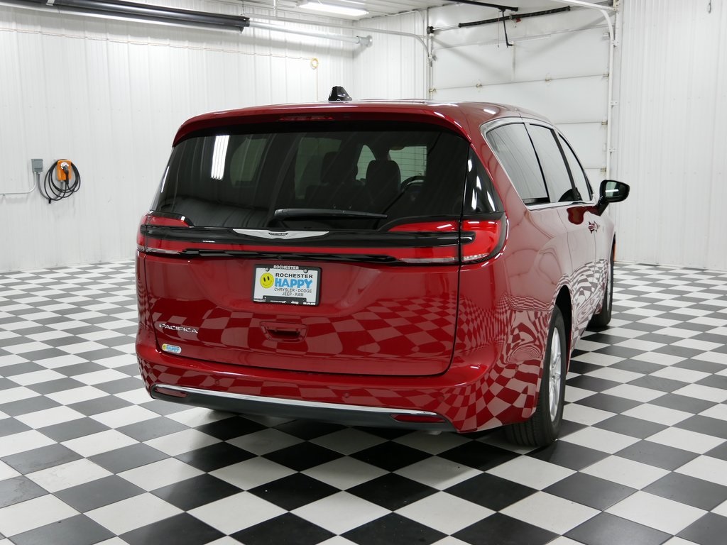 2025 Chrysler Pacifica photo 4