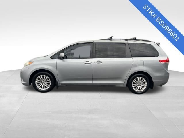 2011 Toyota Sienna XLE photo 4
