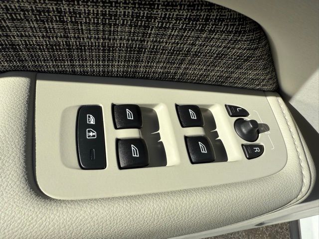 2021 Volvo XC60 T5 Momentum photo 19