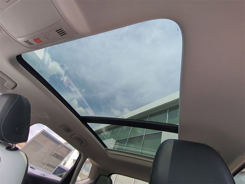 2025 Volkswagen Taos SE photo 17