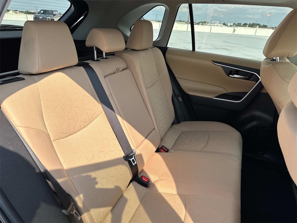 2022 Toyota RAV4 Hybrid XLE photo 8