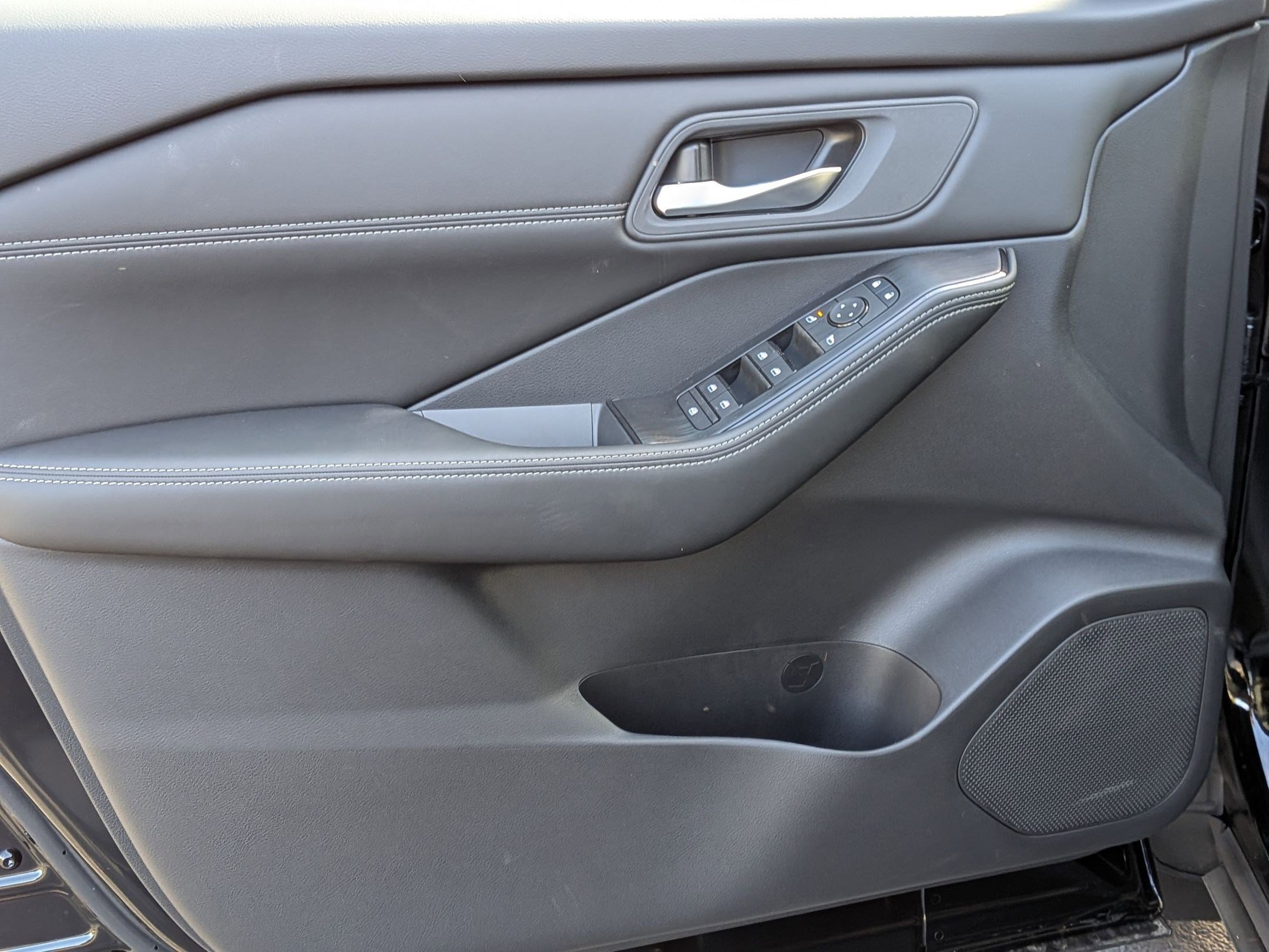 2026 Nissan Rogue SV photo 10