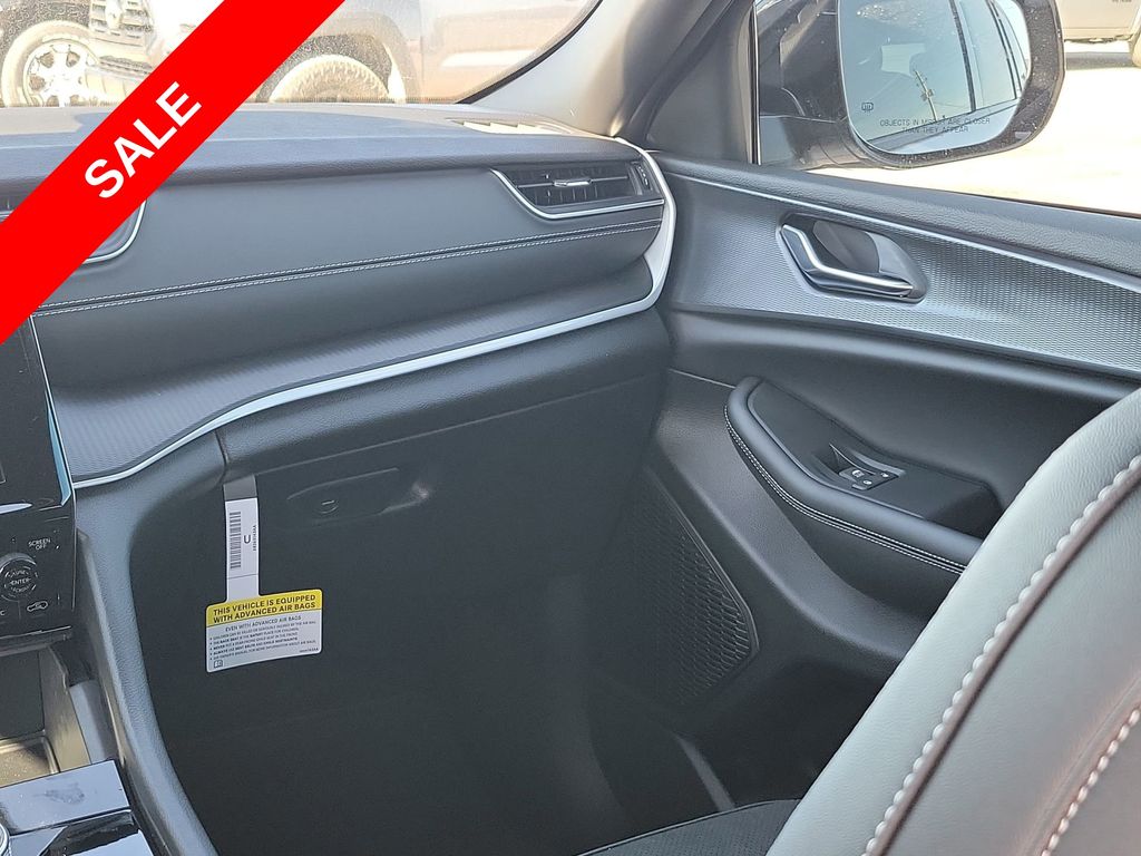 2025 Jeep Grand Cherokee Laredo Altitude photo 26