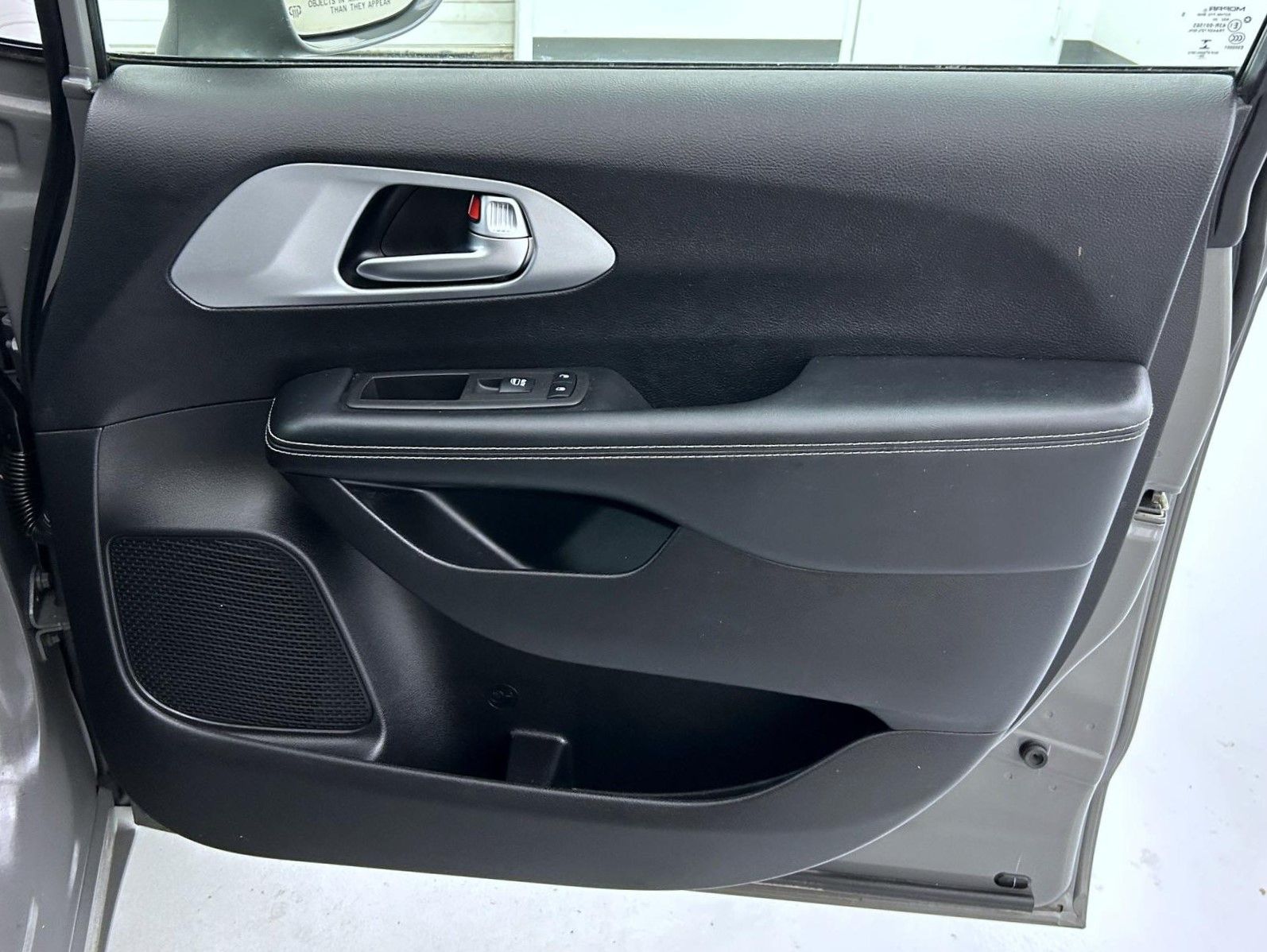 2021 Chrysler Pacifica Touring photo 16