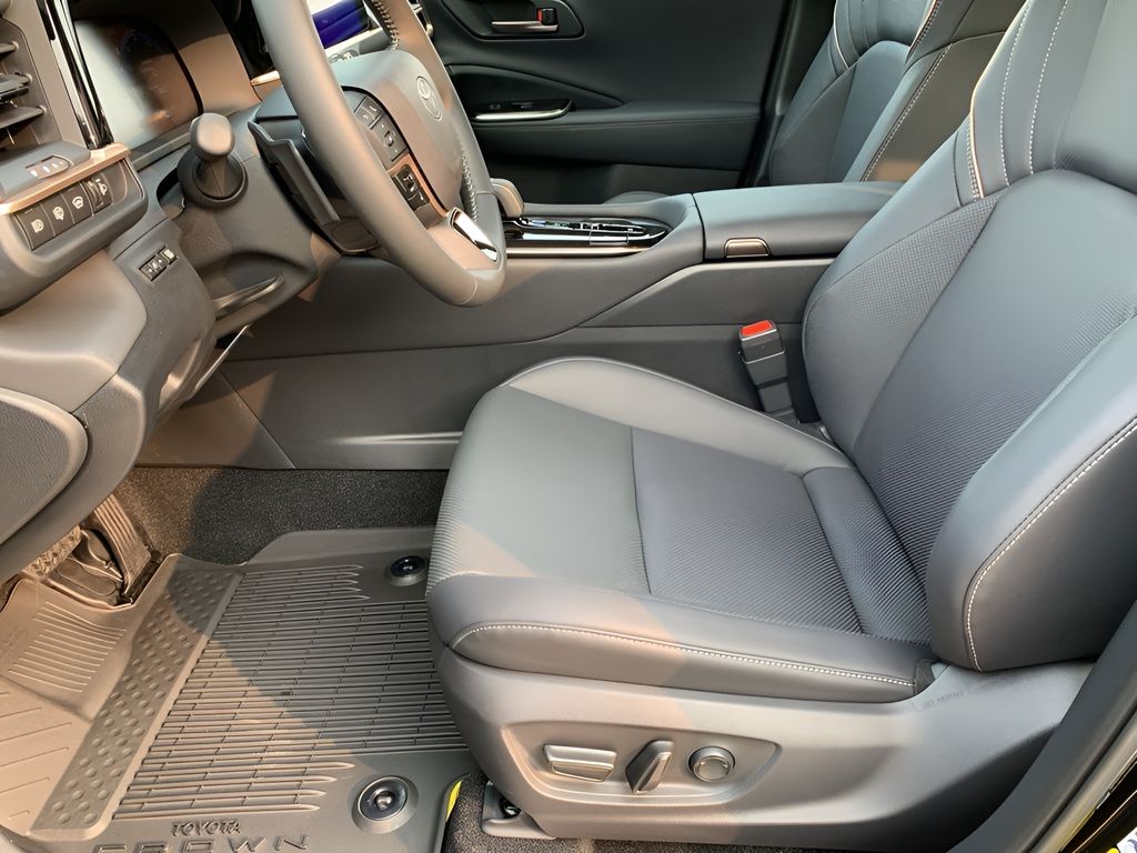 2025 Toyota Crown Signia XLE photo 7