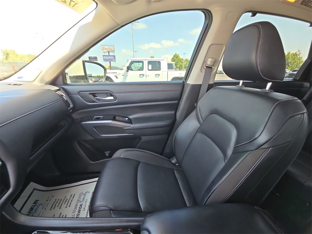 2023 Nissan Pathfinder SL photo 12