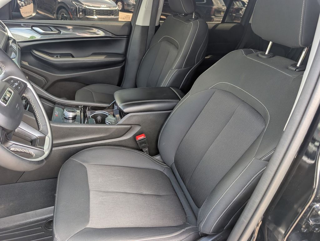 2023 Jeep Grand Cherokee Laredo photo 4