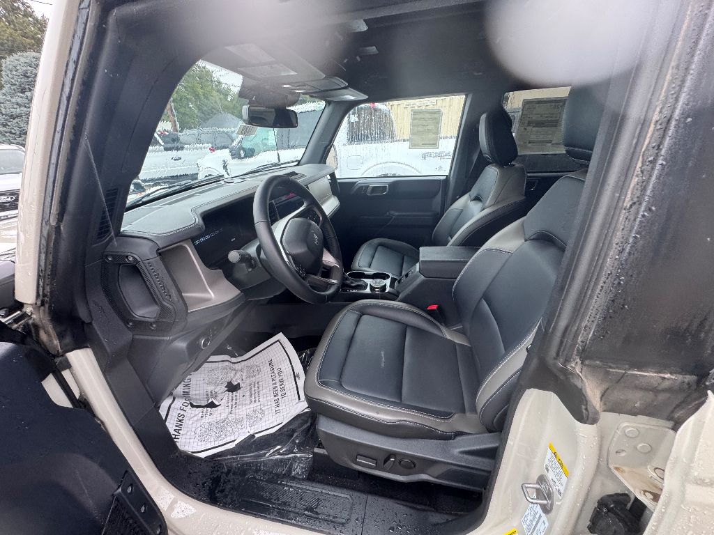 2025 Ford Bronco Outer Banks photo 2