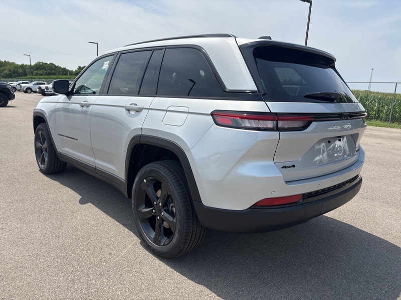 2025 Jeep Grand Cherokee Limited photo 4