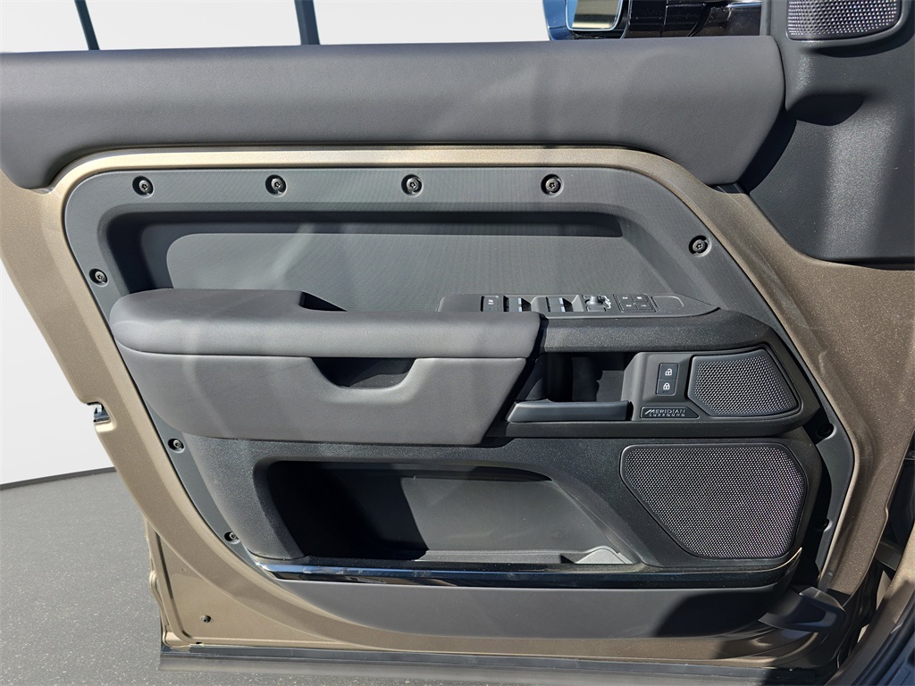2025 Land Rover Defender 110 V8 photo 26