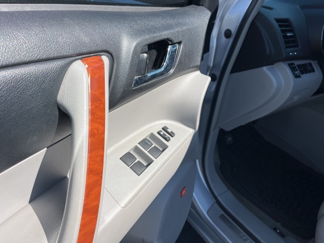 2010 Toyota Highlander Limited photo 8