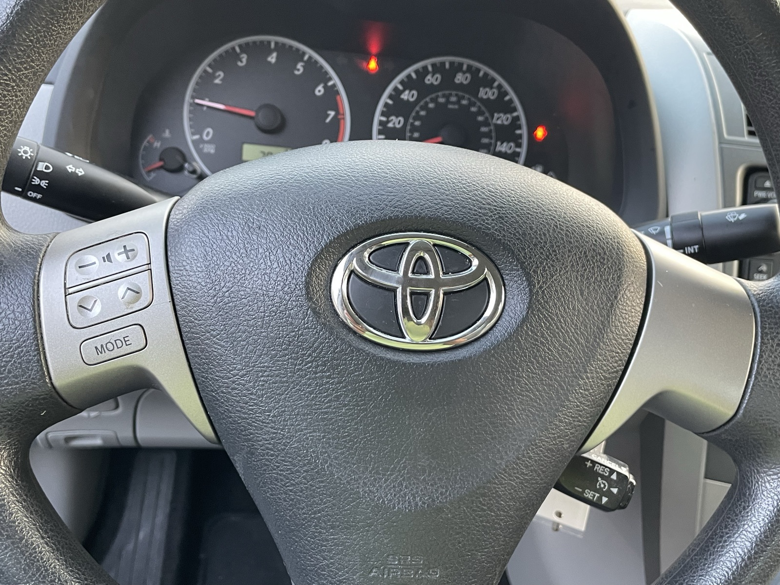 2013 Toyota Corolla LE photo 22