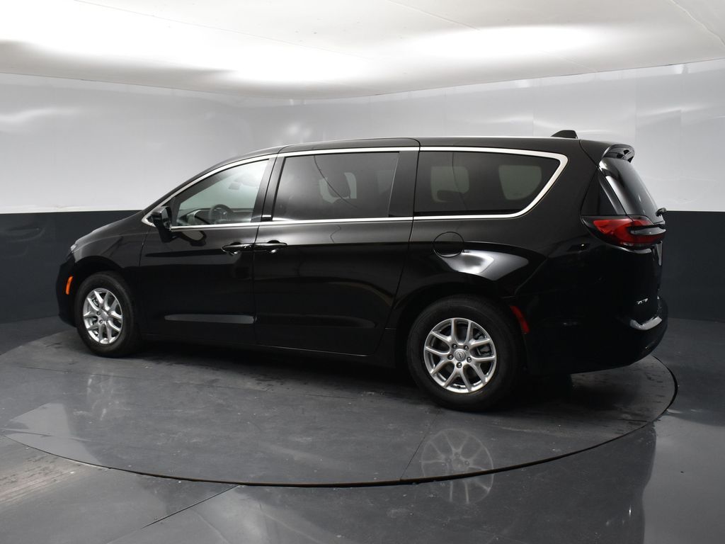 2026 Chrysler Pacifica photo 4