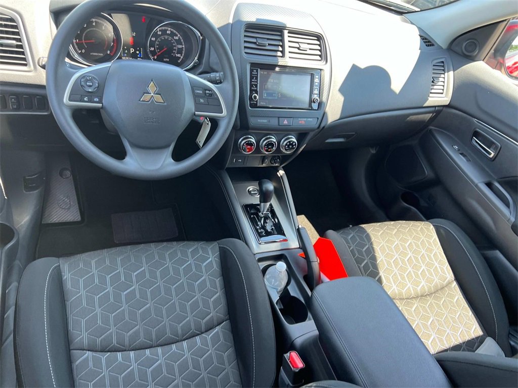 2025 Mitsubishi Outlander S photo 3